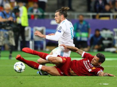 Kiev, Ukrayna - 26 Mayıs 2018: Gareth Bale, Real Madrid (L) onların Uefa Şampiyonlar Ligi Final 2018 oyun sırasında bir top Dejan Lovren Liverpool ile savaşır. Fenerbahçe 3-1 kazandı. İki kez attı bale