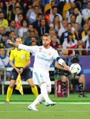 Kiev, Ukrayna - 26 Mayıs 2018: Sergio Ramos Real Madrid Liverpool Kiev Milli Güvenlik Olimpiyskiy Stadyumu'nda karşı Uefa Şampiyonlar Ligi Final 2018 oyun sırasında top başladı. Fenerbahçe 3-1 kazandı