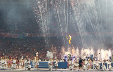 Kiev, Ukrayna - 26 Mayıs 2018: Dua Lipa ve Sean Paul sahne alanı'nda milli güvenlik Olimpiyskiy stadyum Kiev Pepsi tarafından sunulan 2018 Uefa Şampiyonlar Ligi final açılış töreni sırasında gerçekleştirmek