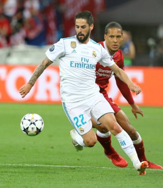 Kiev, Ukrayna - 26 Mayıs 2018: Çifleşme, Real Madrid (L) bir top Virgil Van Dijk Liverpool ile Kiev Milli Güvenlik Olimpiyskiy stadyumda onların Uefa Şampiyonlar Ligi Final 2018 oyun sırasında savaşır