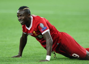 Kiev, Ukrayna - 26 Mayıs 2018: Sadio Mane Liverpool karşı Milli Güvenlik Olimpiyskiy Stadyumu'nda Real Madrid Uefa Şampiyonlar Ligi Final 2018 oyun sırasında bir çim üzerinde yatıyor. Yele attı. Fenerbahçe 3-1 kazandı