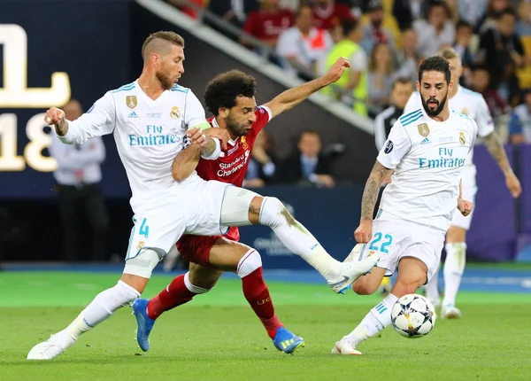 Kiev, Ukrayna - 26 Mayıs 2018: Sergio Ramos, Real Madrid (L) onların Uefa Şampiyonlar Ligi Final 2018 oyun sırasında Liverpool ile Muhammed Salah bir top için savaşır. Salah o anda yaralandı