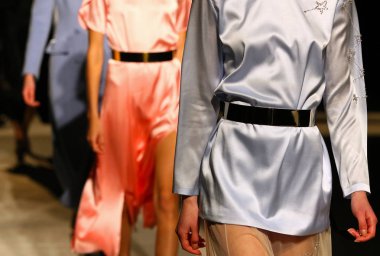 Defile sırasında unrecognisable modelleri yürüyüş pist