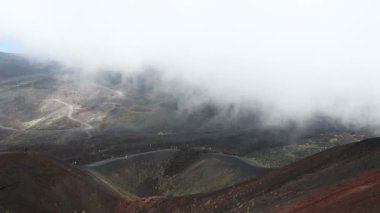 Etna Dağı, Etna Milli Parkı, Sicilya, İtalya üzerinde krater Silvestri Superiori (2001m). Silvestri Superiori - yan krater 1892 yıl patlama. Volkanik sisli manzara