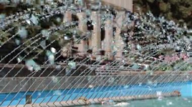 Yakın çekim şehir çeşmeden su sıçramalarına