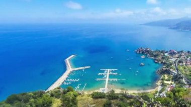 Hava panoramik Cefalu liman ve Tiren Denizi kıyıları, Sicilya, İtalya. Cefalu şehir önemli turistik bölgede biridir. Rocca di Cefalu görüntüleyin. Zaman atlamalı
