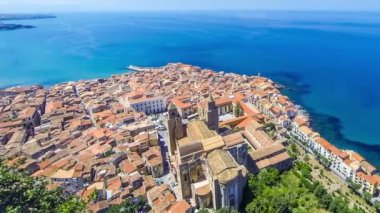 Cefalu eski şehir, Sicilya, İtalya'nın panoramik havadan görünümü. Cefalu bölgedeki turistik konumlar biridir. Rocca di Cefalu güzel manzara. Zaman atlamalı