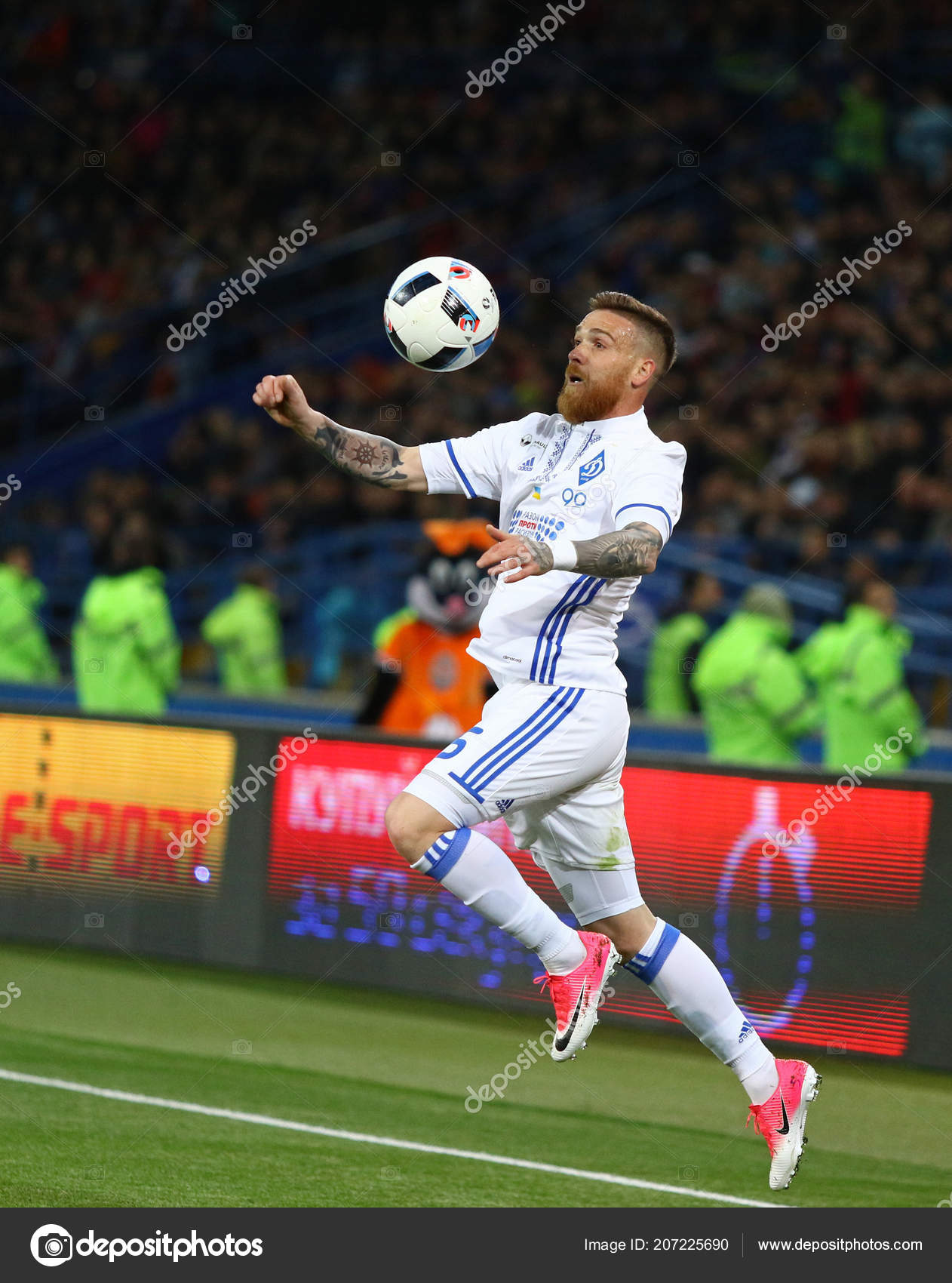 Kharkiv Ukraine May 2017 Antunes Dynamo Kyiv Controls Ball