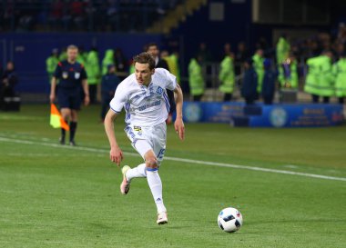 Kharkiv, Ukrayna - 17 Mayıs 2017: Denys Garmash Dinamo Kiev, Shakhtar Donetsk stadyum Osc Metalist Kharkiv, Ukrayna Ukrayna Kupası Final maçında sırasında bir top denetler