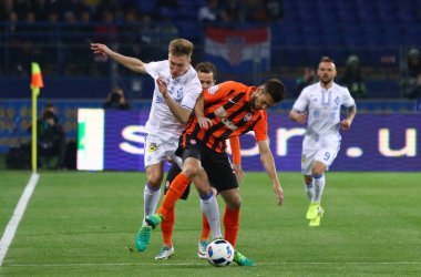 Kharkiv, Ukrayna - 17 Mayıs 2017: Serhii Sydorchuk Dinamo Kiev (L) bir top için Shakhtar Donetsk ile Facundo Ferreyra Osc Metalist Stadyumu'nda Ukrayna Kupası Finali onların oyun sırasında savaşır