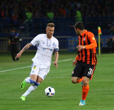 Kharkiv, Ukrayna - 17 Mayıs 2017: Andriy Yarmolenko Dinamo Kiev (L) bir top Ismaily Shakhtar Donetsk ile Osc Metalist Kharkiv stadyumda Ukrayna Kupası Finali onların oyun sırasında savaşır