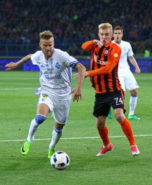 Kharkiv, Ukrayna - 17 Mayıs 2017: Andriy Yarmolenko Dinamo Kiev (L) kavgalar bir top Shakhtar Donetsk Ukrayna Kupası Final oyunlarını Osc Metalist Stadyumu'nda sırasında Viktor Kovalenko ile