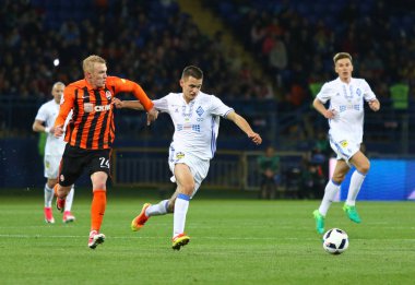 Kharkiv, Ukrayna - 17 Mayıs 2017: Volodymyr Shepelev Dynamo Kyiv (R) kavgalar bir top Shakhtar Donetsk Ukrayna Kupası Final oyunlarını Osc Metalist Stadyumu'nda sırasında Viktor Kovalenko ile