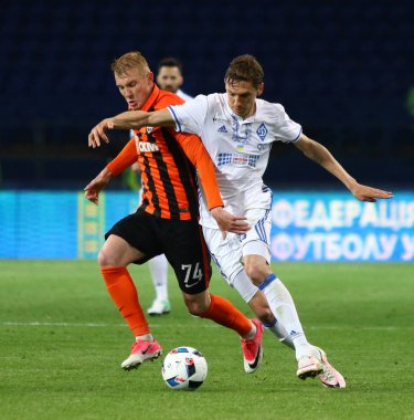 Kharkiv, Ukrayna - 17 Mayıs 2017: Denys Garmash Dynamo Kyiv (R) kavgalar bir top Shakhtar Donetsk stadyum Osc Metalist Kharkiv Ukrayna Kupası Finali onların oyun sırasında Viktor Kovalenko ile