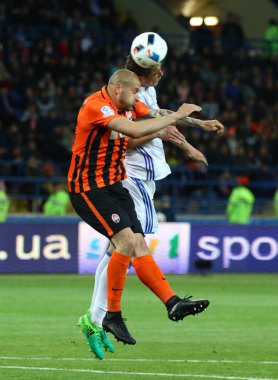 Kharkiv, Ukrayna - 17 Mayıs 2017: Yaroslav Rakytskyi Shakhtar Donetsk (turuncu) cinsinden dövüşleri bir top ile Denys Garmash Dinamo Kiev Ukrayna Kupası Final oyunlarını Osc Metalist Stadyumu'nda sırasında