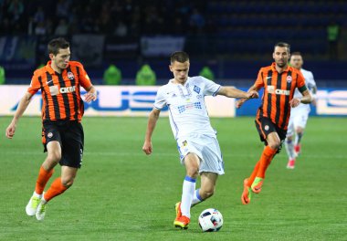 Kharkiv, Ukrayna - 17 Mayıs 2017: Volodymyr Shepelev (beyaz), Dinamo Kiev, Shakhtar Donetsk stadyum Osc Metalist Kharkiv, Ukrayna Ukrayna Kupası Final maçında sırasında bir top denetler