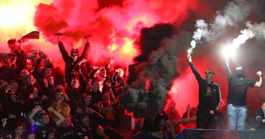 Kharkiv, Ukrayna - 17 Mayıs 2017: Shakhtar Donetsk ultra destekçileri (ultras) adlı Osc Metalist Kharkiv, Ukrayna'nın Dinamo Kiev Ukrayna Kupası Final maçında sırasında işaret fişeği yakmak