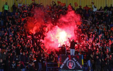 Kharkiv, Ukrayna - 17 Mayıs 2017: Shakhtar Donetsk ultra destekçileri (ultras) adlı Osc Metalist Kharkiv, Ukrayna'nın Dinamo Kiev Ukrayna Kupası Final maçında sırasında işaret fişeği yakmak