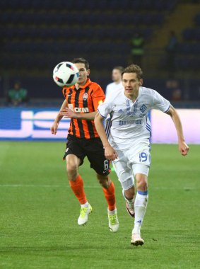 Kharkiv, Ukrayna - 17 Mayıs 2017: Denys Garmash, eylem sırasında Shakhtar Donetsk stadyum Osc Metalist Kharkiv, Ukrayna Ukrayna Kupası Final maçında Dinamo Kiev (beyaz içinde)