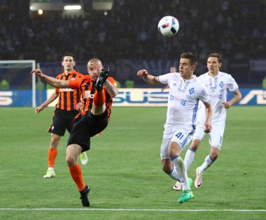 Kharkiv, Ukrayna - 17 Mayıs 2017: Yaroslav Rakytskyi Shakhtar Donetsk (L) bir top için Dinamo Kiev ile Artem Besedin sırasında Ukrayna Kupası Final oyunlarını Osc Metalist Stadyumu'nda savaşır