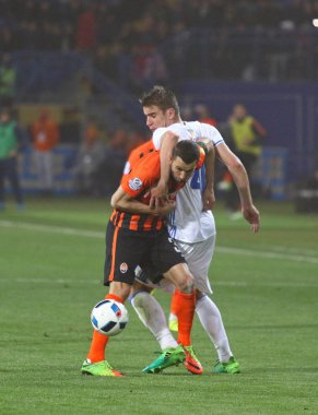 Kharkiv, Ukrayna - 17 Mayıs 2017: Dario Srna Shakhtar Donetsk (L) bir top için Dinamo Kiev ile Artem Besedin Osc Metalist Kharkiv stadyumda Ukrayna Kupası Finali onların oyun sırasında savaşır