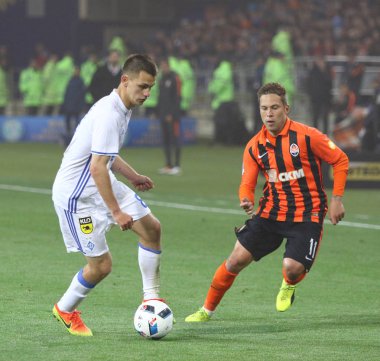 Kharkiv, Ukrayna - 17 Mayıs 2017: Volodymyr Shepelev Dinamo Kiev (L) bir top Marlos Shakhtar Donetsk ile Osc Metalist Kharkiv stadyumda Ukrayna Kupası Finali onların oyun sırasında savaşır