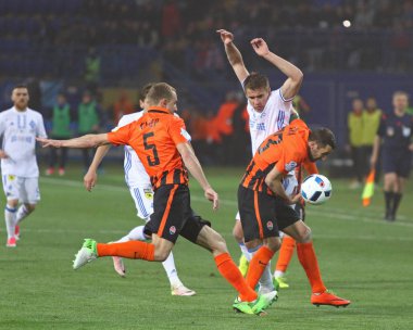 Kharkiv, Ukrayna - 17 Mayıs 2017: Shakhtar Donetsk oyuncu (turuncu içinde) kavga sırasında Osc Metalist Kharkiv, Ukrayna'nın kendi Ukrayna Kupası Final maçında Dinamo Kiev oyuncularla bir top