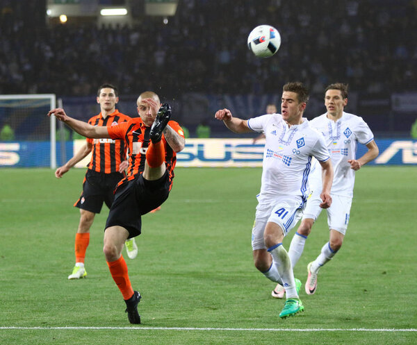 Харьков, Украина - 17 мая 2017 года: Ярослав Ракицкий из донецкого "Шахтера" борется за мяч с Артемом Бесединым из киевского "Динамо" во время финальной игры Кубка Украины на стадионе "Металлист"
