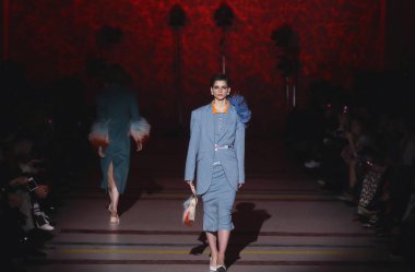 Kiev, Ukrayna - 3 Şubat 2018: Modelleri oluşturma Tasarımcısı Katya Silchenko tarafından kat 42 Ukrayna Moda Haftası sırasında sezon sonbahar/kış 2018/19 Mystetskyi Arsenal Kiev, Ukrayna mevcut