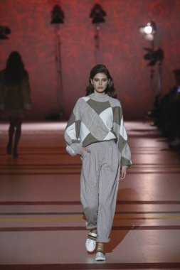 Kiev, Ukrayna - 3 Şubat 2018: Model bir ceket Tasarımcısı Katya Silchenko tarafından oluşturulurken 42 Ukrayna moda hafta sezon sonbahar/kış 2018/19 Mystetskyi Arsenal Kiev, Ukrayna sunar.