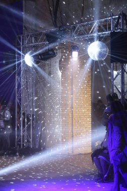 Kiev, Ukrayna - 3 Şubat 2018: Dekorasyon ayrıntıları 42 Ukrayna Moda Haftası Kiev, Ukrayna parçası olarak moda tanıtımı sırasında Mystetskyi Arsenal de podyum