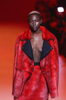 Kiev, Ukrayna - 3 Şubat 2018: Model Tasarımcısı Gasanova tarafından bir oluşturma sırasında 42 Ukrayna moda hafta sezon sonbahar/kış 2018/19 Mystetskyi Arsenal Kiev, Ukrayna sunar.