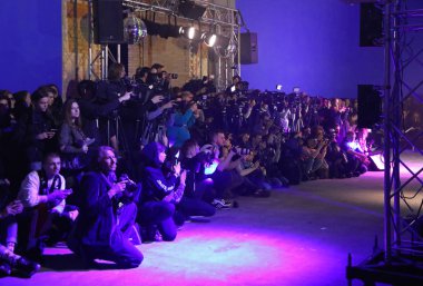 Kiev, Ukrayna - 3 Şubat 2018: Çalışmaları sırasında Poustovit tarafından moda tanıtımı kapsamında 42 Ukrayna Moda Haftası Mystetskyi Arsenal Kiev, Ukrayna, fotoğrafçılar
