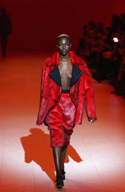 Kiev, Ukrayna - 3 Şubat 2018: Model Tasarımcısı Gasanova tarafından bir oluşturma sırasında 42 Ukrayna moda hafta sezon sonbahar/kış 2018/19 Mystetskyi Arsenal Kiev, Ukrayna sunar.