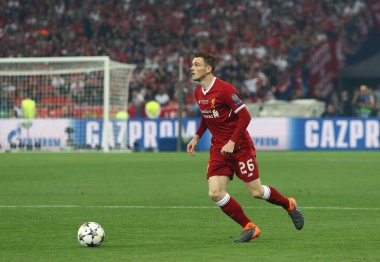 Kiev, Ukrayna - 26 Mayıs 2018: Andy Robertson Liverpool karşı Kiev Real Madrid Uefa Şampiyonlar Ligi Final 2018 oyun sırasında top denetler