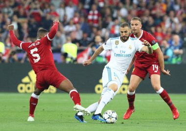 Kiev, Ukrayna - 26 Mayıs 2018: Karim Benzema Real Madrid (C) kavgalar bir top G.Wijnaldum ve Liverpool J.Henderson ile Milli Güvenlik Olimpiyskiy onların Uefa Şampiyonlar Ligi Final 2018 oyun sırasında