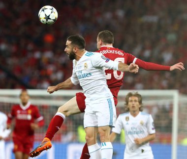 Kiev, Ukrayna - 26 Mayıs 2018: Karim Benzema (beyaz), Real Madrid için bir top Liverpool Andy Robertson ile Milli Güvenlik Olimpiyskiy onların Uefa Şampiyonlar Ligi Final 2018 oyun sırasında savaşır