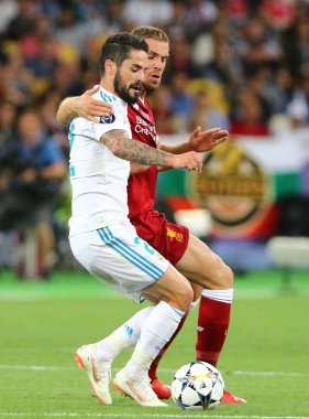 Kiev, Ukrayna - 26 Mayıs 2018: Çifleşme Real Madrid'in (beyaz) bir top Jordan Henderson Liverpool ile Milli Güvenlik Olimpiyskiy onların Uefa Şampiyonlar Ligi Final 2018 oyun sırasında savaşır. Gerçek kazandı 3-1