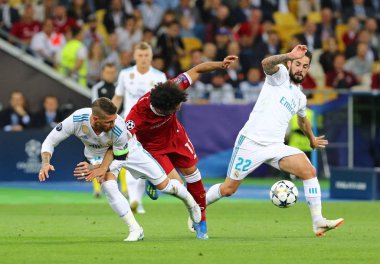 Kiev, Ukrayna - 26 Mayıs 2018: Sergio Ramos, Real Madrid (L) onların Uefa Şampiyonlar Ligi Final 2018 oyun sırasında Liverpool ile Muhammed Salah bir top için savaşır. Salah o anda yaralandı