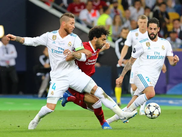 Kiev, Ukrayna - 26 Mayıs 2018: Sergio Ramos, Real Madrid (L) onların Uefa Şampiyonlar Ligi Final 2018 oyun sırasında Liverpool ile Muhammed Salah bir top için savaşır. Salah o anda yaralandı