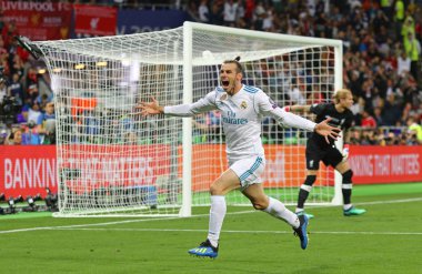 Kiev, Ukrayna - 26 Mayıs 2018: Gareth Bale Real Madrid Liverpool Kiev Milli Güvenlik Olimpiyskiy Stadyumu'nda karşı Uefa Şampiyonlar Ligi Final 2018 oyun sırasında bir gol attı sonra kutluyor