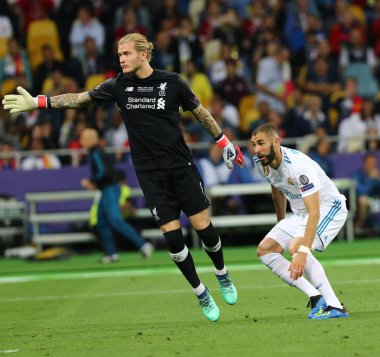 Kiev, Ukrayna - 26 Mayıs 2018: Karim Benzema Real Madrid (R), 1 gol kaleci Loris Karius Liverpool Uefa Şampiyonlar Ligi Final 2018 oyunlarına Milli Güvenlik Olimpiyskiy Stadyumu'nda sırasında puanları