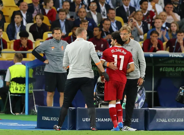 Kiev, Ukrayna - 26 Mayıs 2018: Muhammed Salah, ikame (o Uefa Şampiyonlar Ligi Final 2018 oyun Liverpool v sırasında Real Madrid Sergio Ramos (Real Madrid) tarafından yaralı sonra Liverpool)