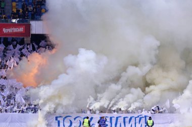 Kiev, Ukrayna - 21 Nisan 2017: Fc Dinamo Kiev ultra destekçileri (ultras) gerçekleştirmek Shakhtar Donetsk, Kiev, Ukrayna Milli Güvenlik Olimpiyskyi Stadyumu'nda karşı Ukrayna Premier Ligi Oyun sırasında