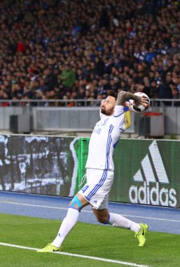 Kiev, Ukrayna - 21 Nisan 2017: Dinamo Kiev, Tamas Kadar topu saha Shakhtar Donetsk, Kiev, Ukrayna Milli Güvenlik Olimpiyskyi Stadyumu'nda karşı Ukrayna Premier Ligi oyun sırasında atar