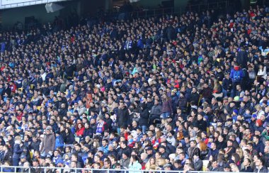 Kiev, Ukrayna - 21 Nisan 2017: Kiev Milli Güvenlik Olimpiyskyi stadyumda sırasında Ukrayna Premier Ligi oyun Fc Dinamo Kiev vs Shakhtar Donetsk, kalabalık tribün