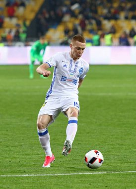 Kiev, Ukrayna - 21 Nisan 2017: Viktor Tsyhankov, Kiev, Ukrayna Milli Güvenlik Olimpiyskyi Stadyumu'nda Shakhtar Donetsk Ukrayna Premier Ligi maçında Dinamo Kiev saldırılarında