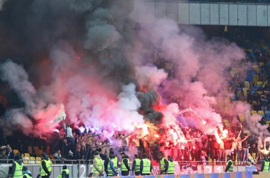 Kiev, Ukrayna - 21 Nisan 2017: Fc Dinamo Kiev ultra destekçileri (ultras) gerçekleştirmek Shakhtar Donetsk, Kiev, Ukrayna Milli Güvenlik Olimpiyskyi Stadyumu'nda karşı Ukrayna Premier Ligi Oyun sırasında