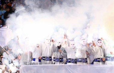 Kiev, Ukrayna - 21 Nisan 2017: Fc Dinamo Kiev ultra destekçileri (ultras) gerçekleştirmek Shakhtar Donetsk, Kiev, Ukrayna Milli Güvenlik Olimpiyskyi Stadyumu'nda karşı Ukrayna Premier Ligi Oyun sırasında