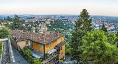 Panoramik yaz kenti Bergamo, Lombardy, İtalya. Funicolare S.Vigilio üst istasyonundan Old Town (Citta Alta) görüntülemek